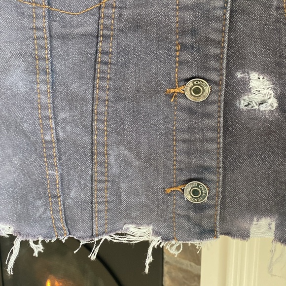 FABULOUS Hand Painted Upcycled Jean Jacket in Size Large. Distressed w/Studs. - Picture 7 of 12